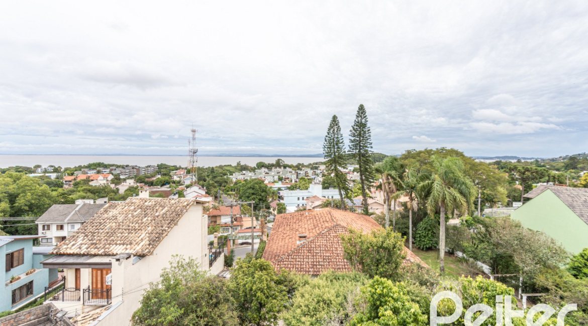 Casa em Condomínio à venda com 270m², 3 dormitórios, 1 suíte, 3 vagas, no bairro Jardim Isabel em PORTO ALEGRE