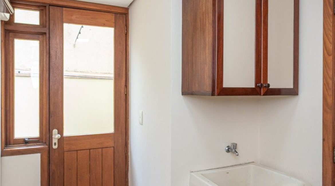 Casa em Condomínio à venda com 270m², 3 dormitórios, 1 suíte, 3 vagas, no bairro Jardim Isabel em PORTO ALEGRE