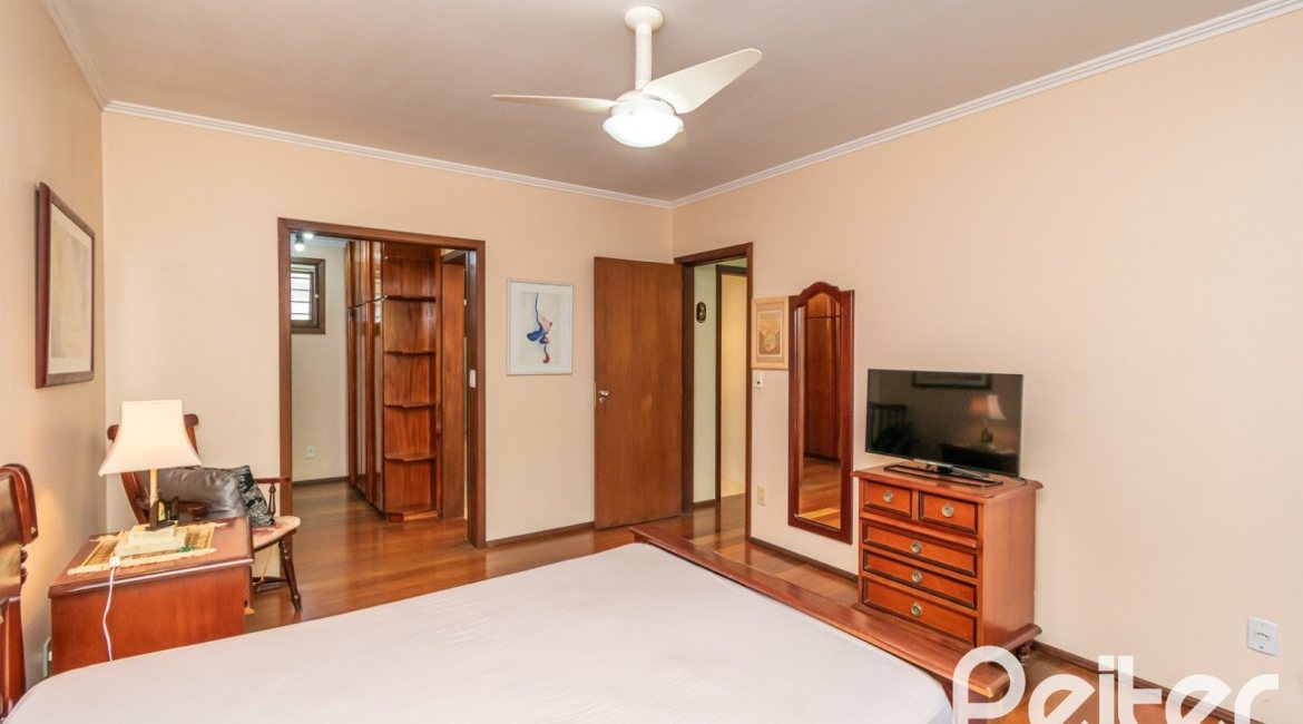 Casa à venda com 246m², 3 dormitórios, 1 suíte, 4 vagas, no bairro Tristeza em Porto Alegre