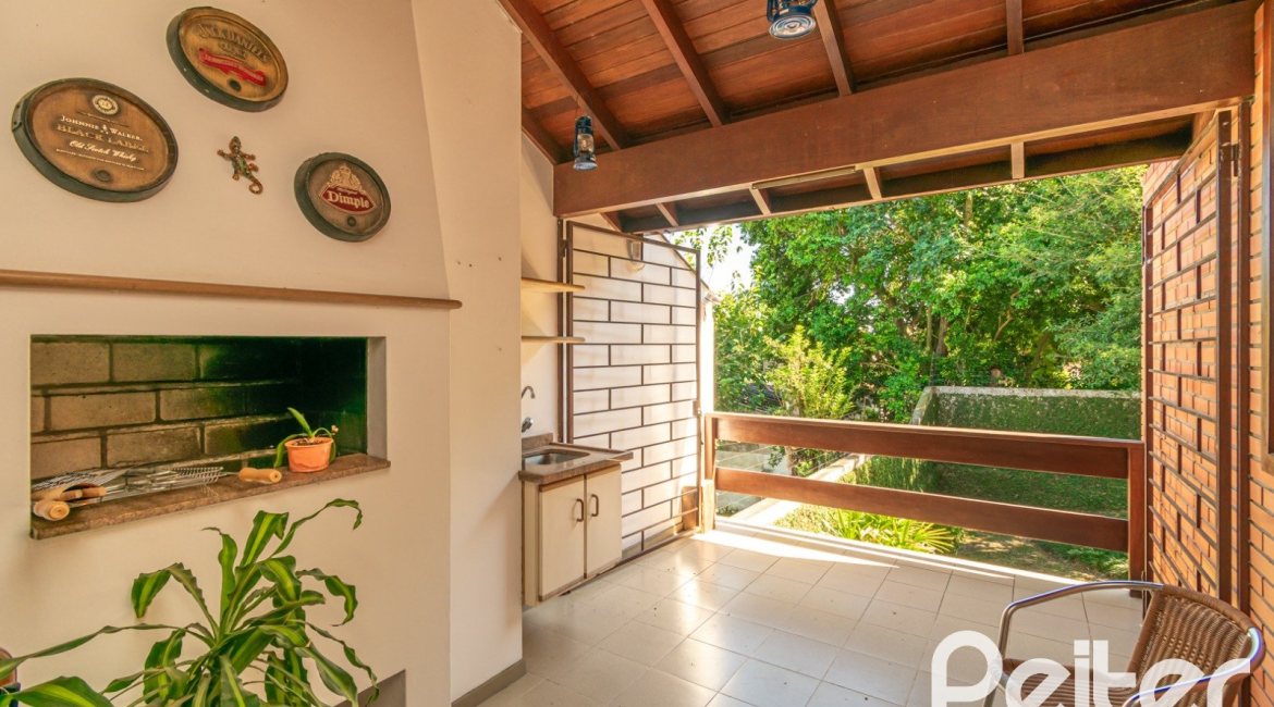 Casa à venda com 246m², 3 dormitórios, 1 suíte, 4 vagas, no bairro Tristeza em Porto Alegre