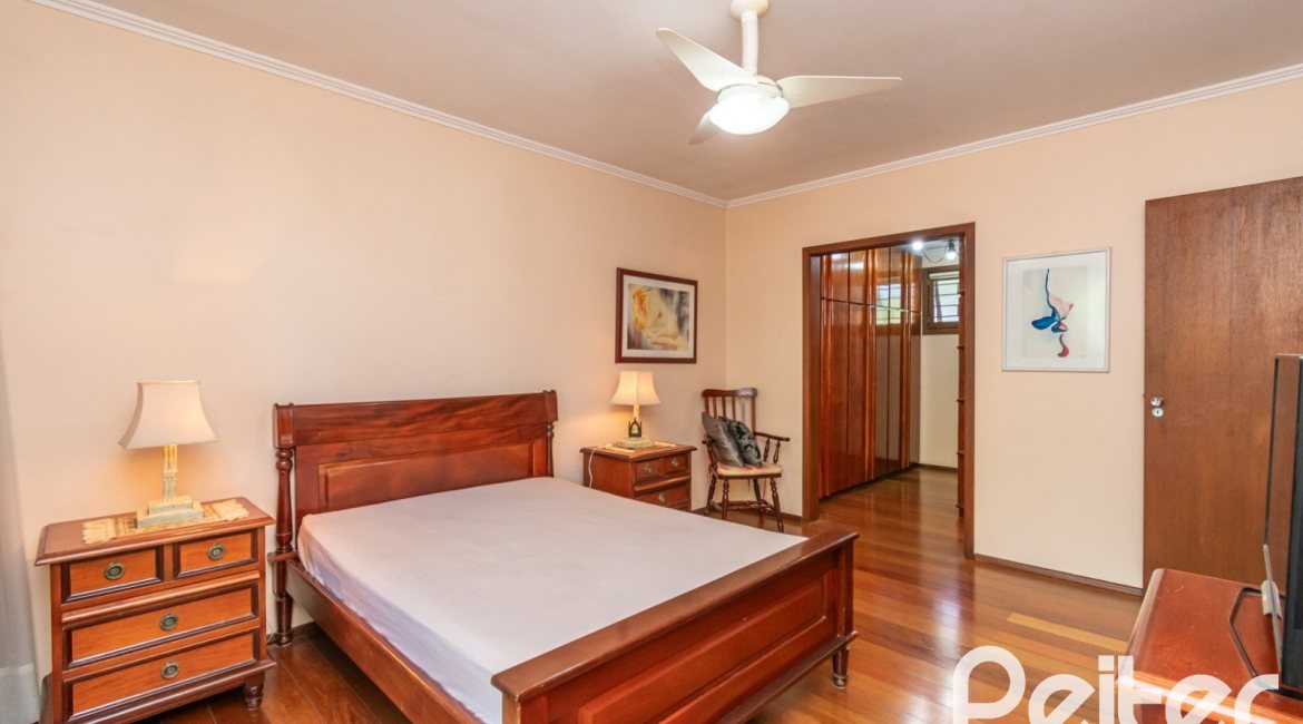 Casa à venda com 246m², 3 dormitórios, 1 suíte, 4 vagas, no bairro Tristeza em Porto Alegre