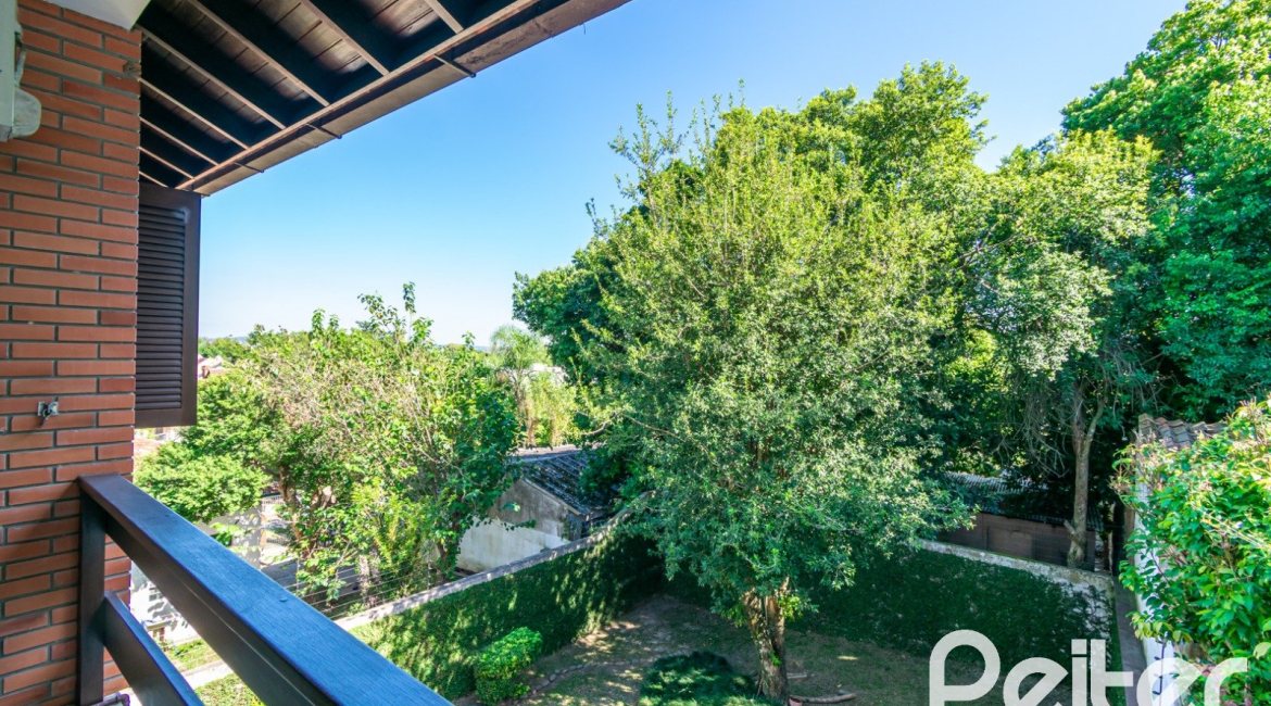 Casa à venda com 246m², 3 dormitórios, 1 suíte, 4 vagas, no bairro Tristeza em Porto Alegre