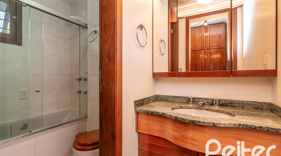 Casa à venda com 246m², 3 dormitórios, 1 suíte, 4 vagas, no bairro Tristeza em Porto Alegre