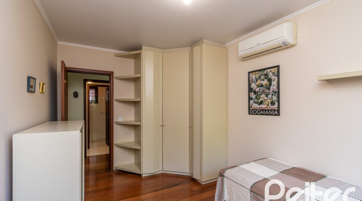 Casa à venda com 246m², 3 dormitórios, 1 suíte, 4 vagas, no bairro Tristeza em Porto Alegre