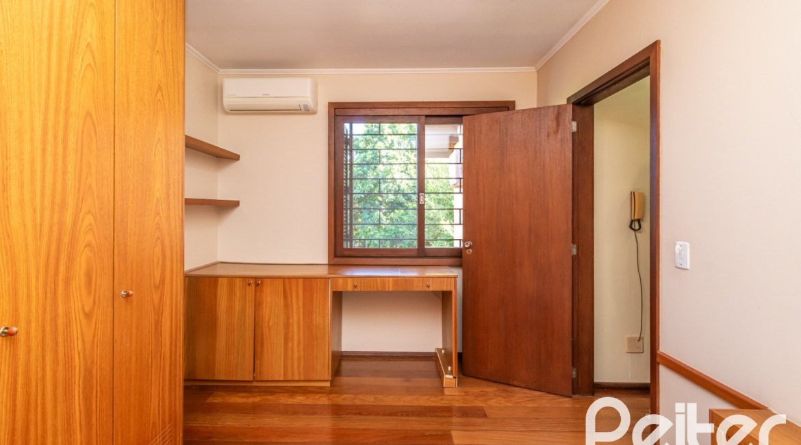 Casa à venda com 246m², 3 dormitórios, 1 suíte, 4 vagas, no bairro Tristeza em Porto Alegre