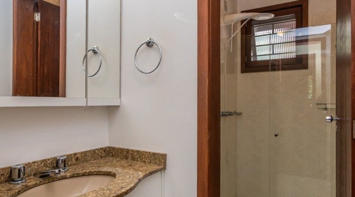 Casa à venda com 246m², 3 dormitórios, 1 suíte, 4 vagas, no bairro Tristeza em Porto Alegre