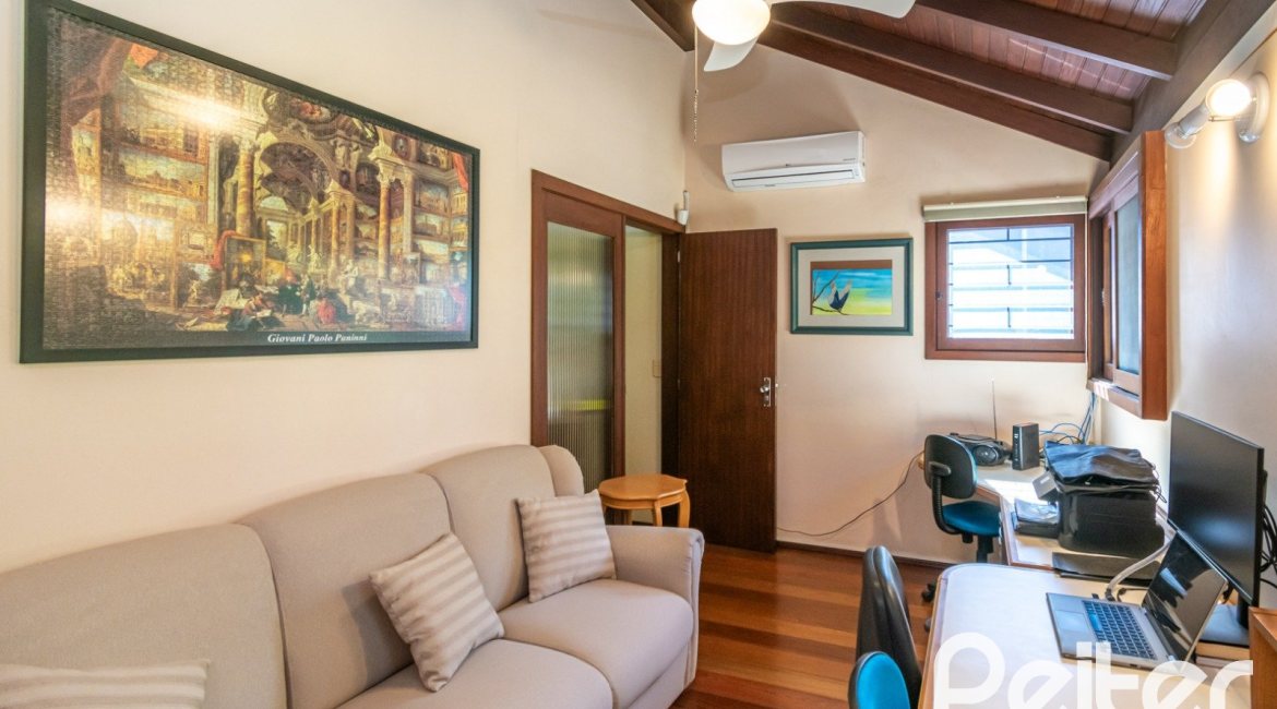 Casa à venda com 246m², 3 dormitórios, 1 suíte, 4 vagas, no bairro Tristeza em Porto Alegre