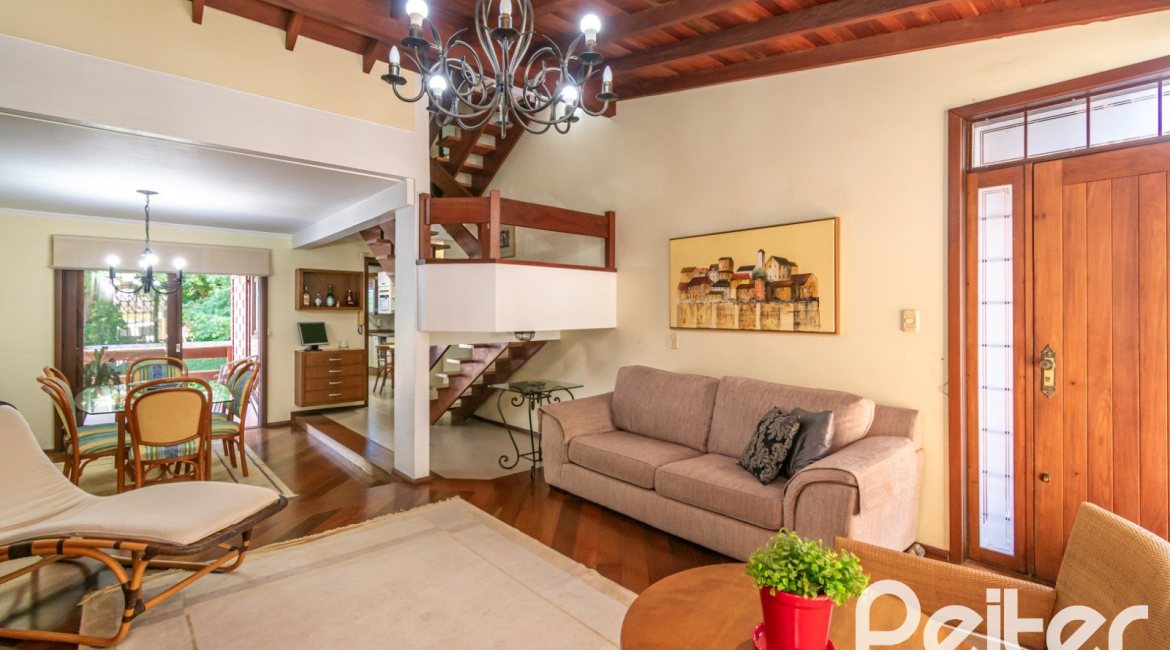 Casa à venda com 246m², 3 dormitórios, 1 suíte, 4 vagas, no bairro Tristeza em Porto Alegre