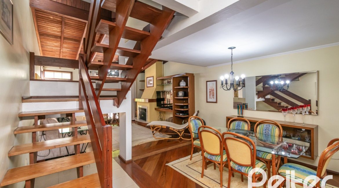 Casa à venda com 246m², 3 dormitórios, 1 suíte, 4 vagas, no bairro Tristeza em Porto Alegre