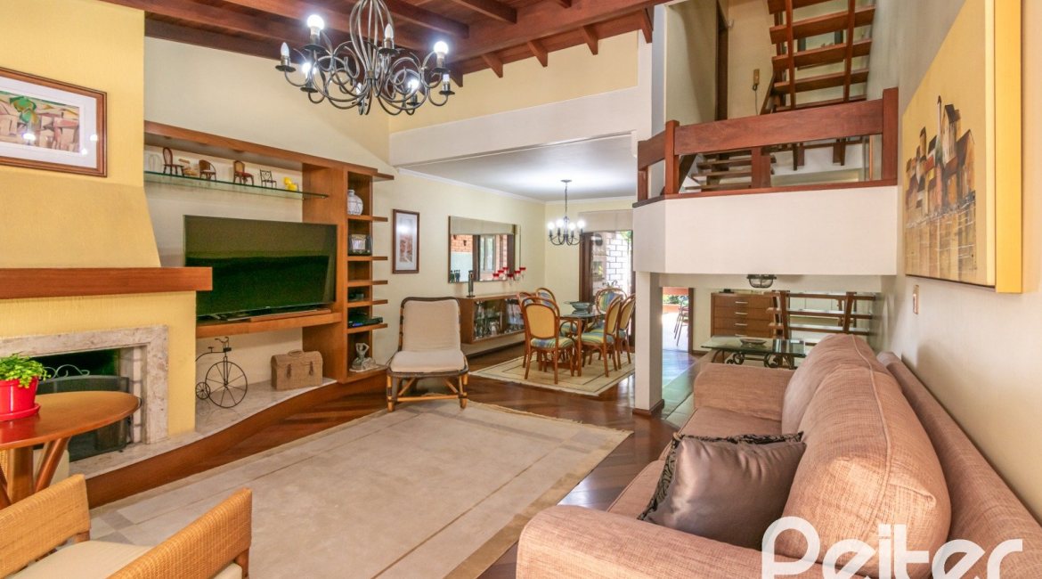 Casa à venda com 246m², 3 dormitórios, 1 suíte, 4 vagas, no bairro Tristeza em Porto Alegre