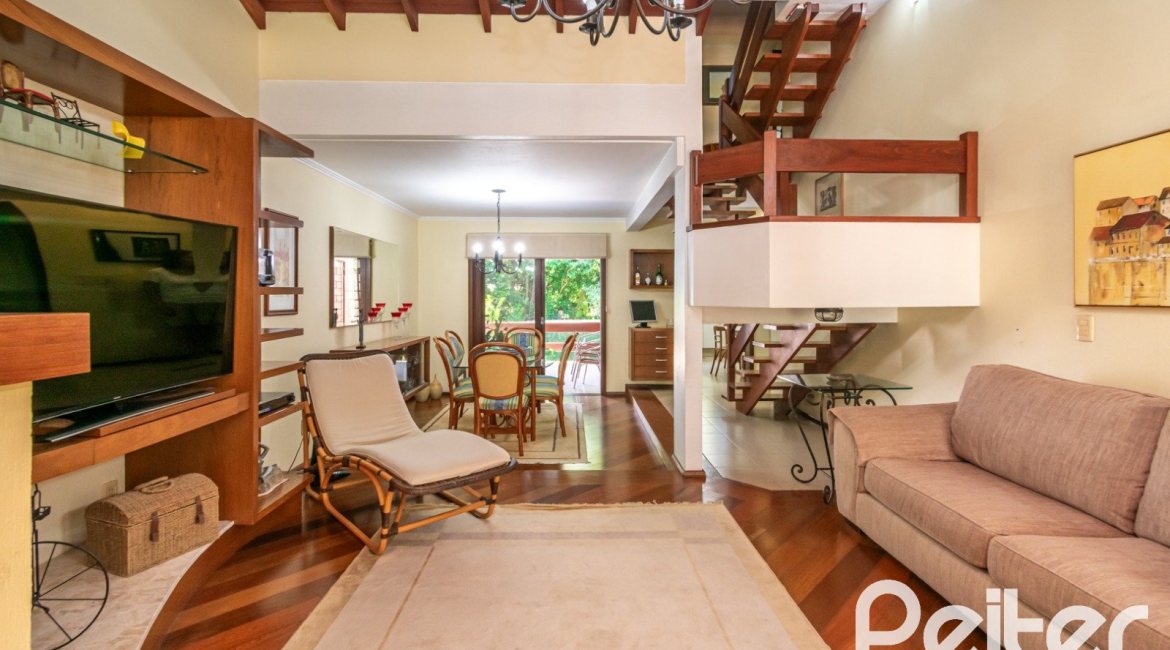 Casa à venda com 246m², 3 dormitórios, 1 suíte, 4 vagas, no bairro Tristeza em Porto Alegre