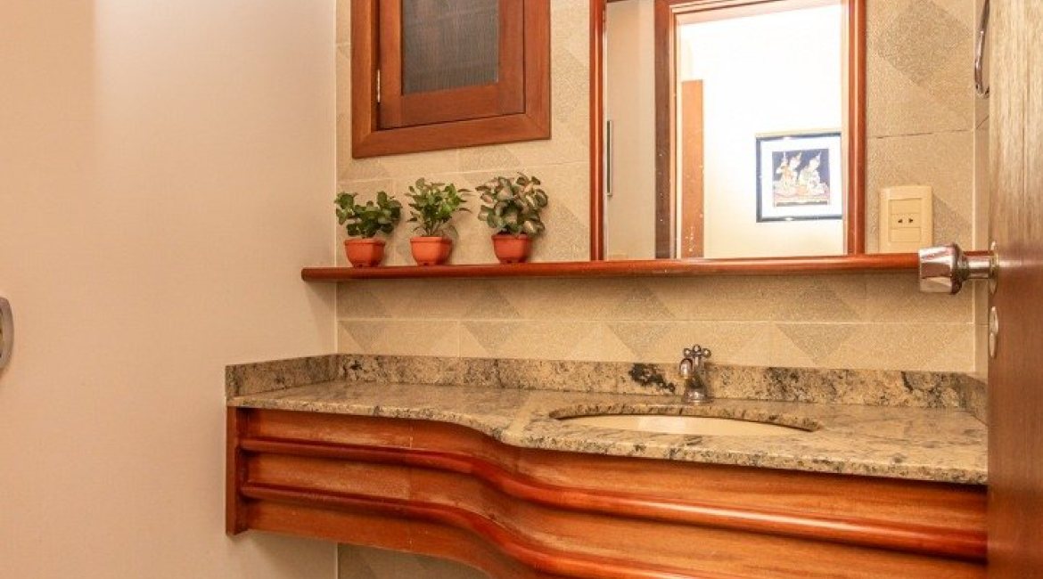 Casa à venda com 246m², 3 dormitórios, 1 suíte, 4 vagas, no bairro Tristeza em Porto Alegre