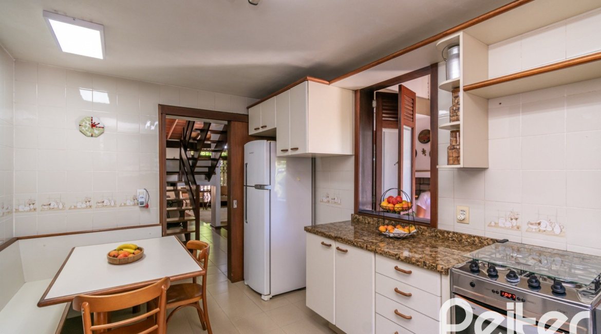 Casa à venda com 246m², 3 dormitórios, 1 suíte, 4 vagas, no bairro Tristeza em Porto Alegre