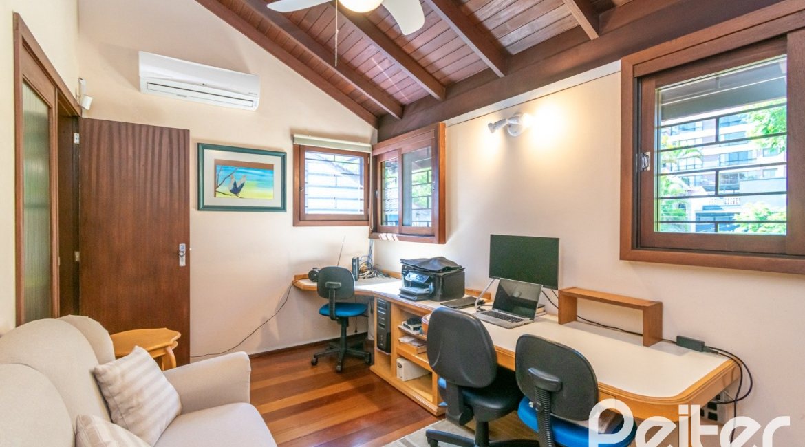 Casa à venda com 246m², 3 dormitórios, 1 suíte, 4 vagas, no bairro Tristeza em Porto Alegre