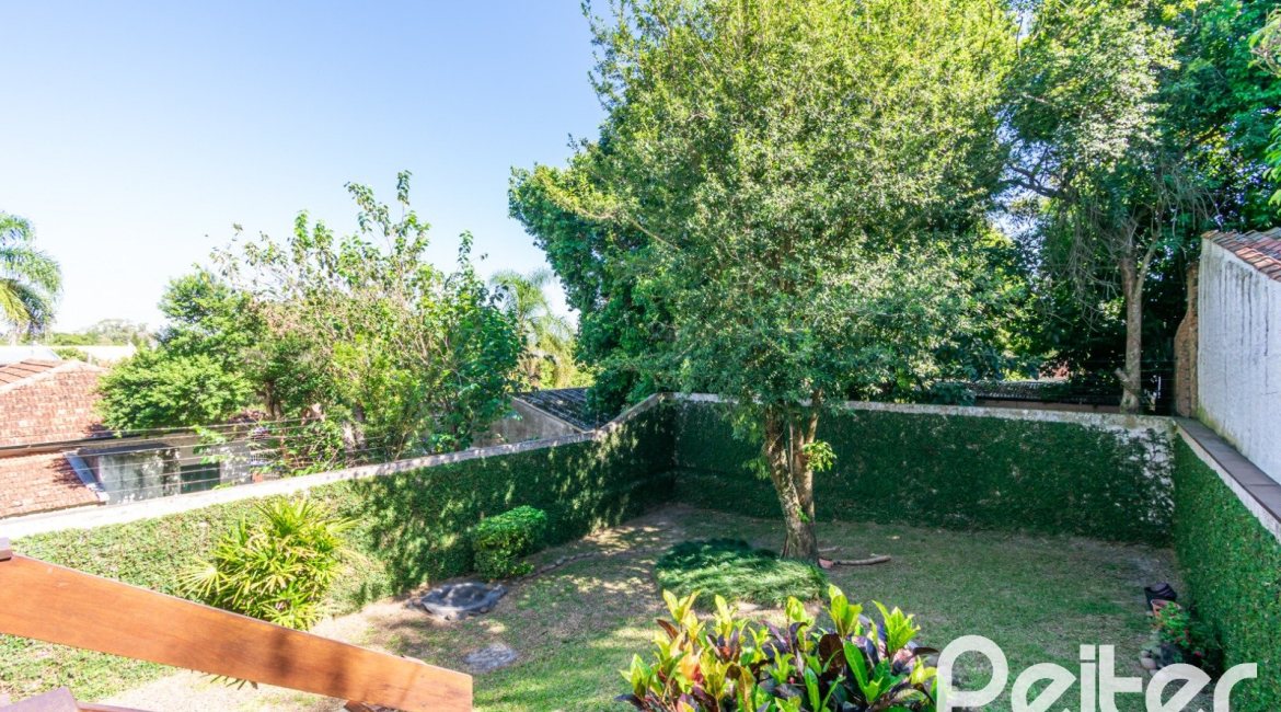 Casa à venda com 246m², 3 dormitórios, 1 suíte, 4 vagas, no bairro Tristeza em Porto Alegre