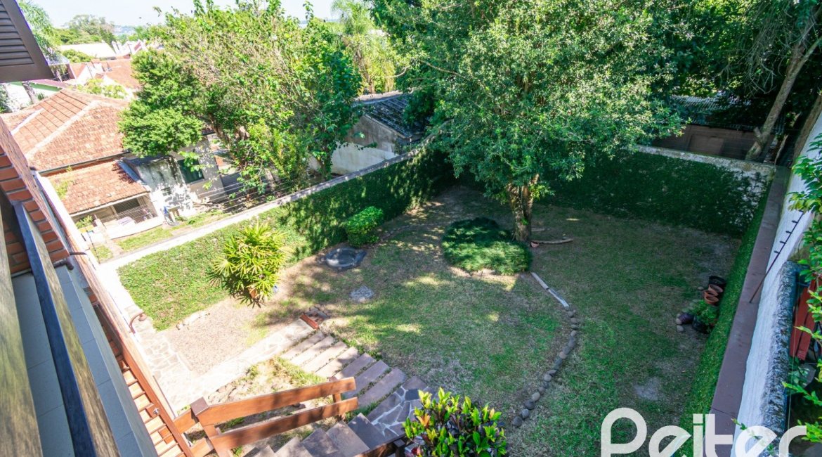 Casa à venda com 246m², 3 dormitórios, 1 suíte, 4 vagas, no bairro Tristeza em Porto Alegre