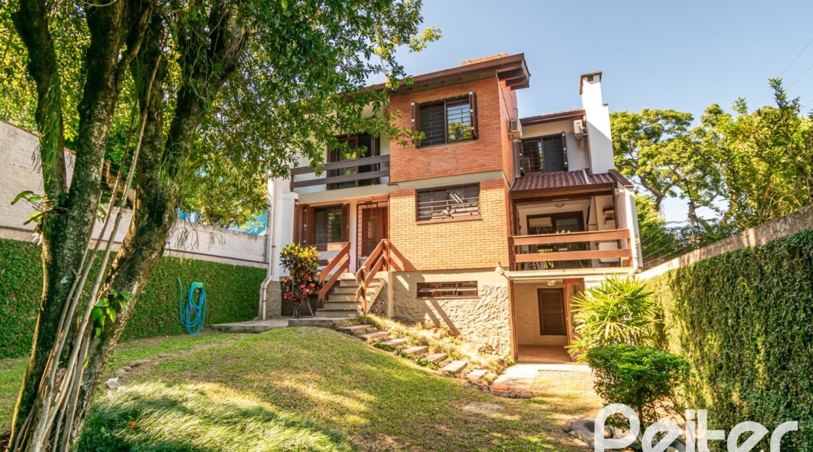 Casa à venda com 246m², 3 dormitórios, 1 suíte, 4 vagas, no bairro Tristeza em Porto Alegre
