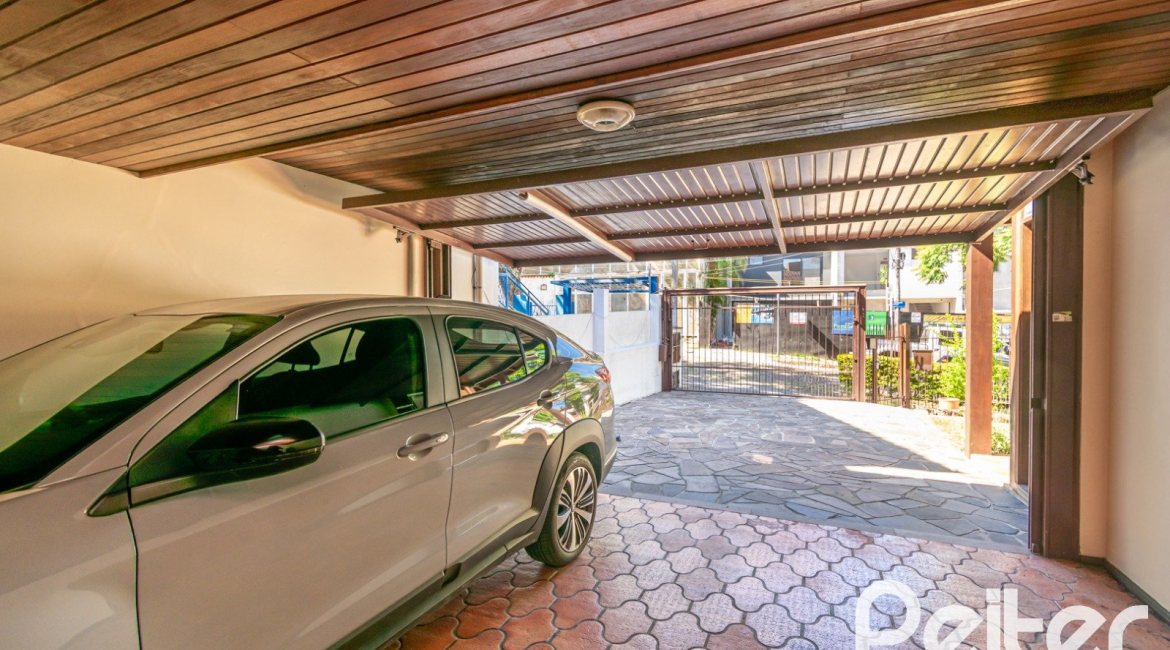 Casa à venda com 246m², 3 dormitórios, 1 suíte, 4 vagas, no bairro Tristeza em Porto Alegre