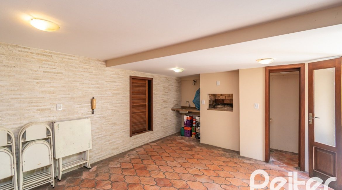 Casa à venda com 246m², 3 dormitórios, 1 suíte, 4 vagas, no bairro Tristeza em Porto Alegre