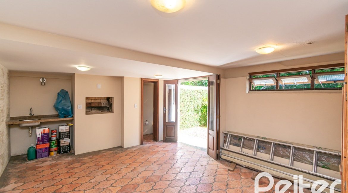 Casa à venda com 246m², 3 dormitórios, 1 suíte, 4 vagas, no bairro Tristeza em Porto Alegre