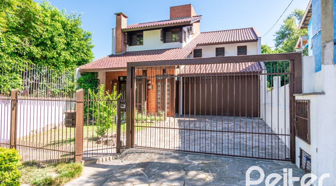 Casa à venda com 246m², 3 dormitórios, 1 suíte, 4 vagas, no bairro Tristeza em Porto Alegre