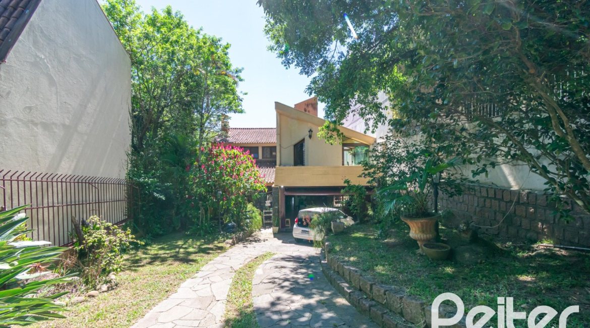 Casa à venda com 305m², 4 dormitórios, 2 suítes, 2 vagas, no bairro Sétimo Céu em Porto Alegre