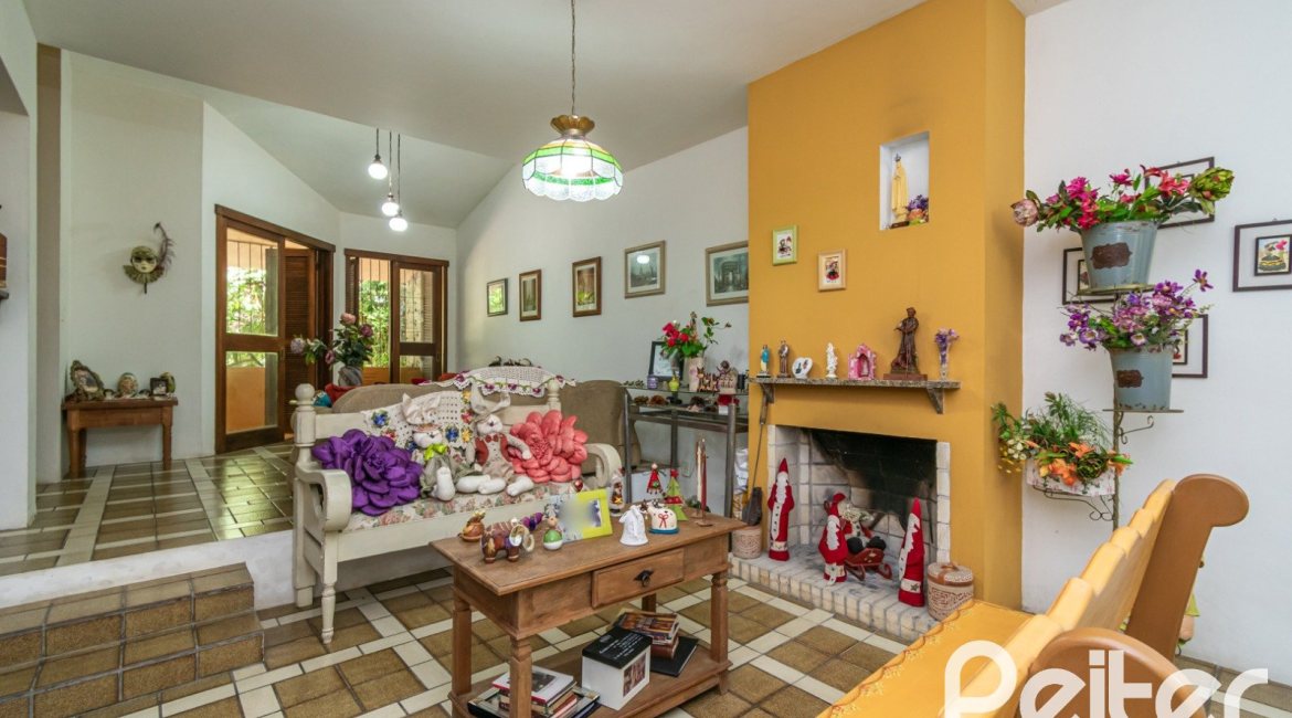 Casa à venda com 305m², 4 dormitórios, 2 suítes, 2 vagas, no bairro Sétimo Céu em Porto Alegre