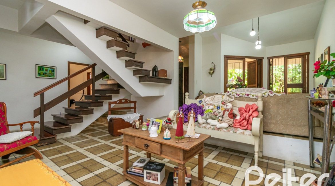 Casa à venda com 305m², 4 dormitórios, 2 suítes, 2 vagas, no bairro Sétimo Céu em Porto Alegre