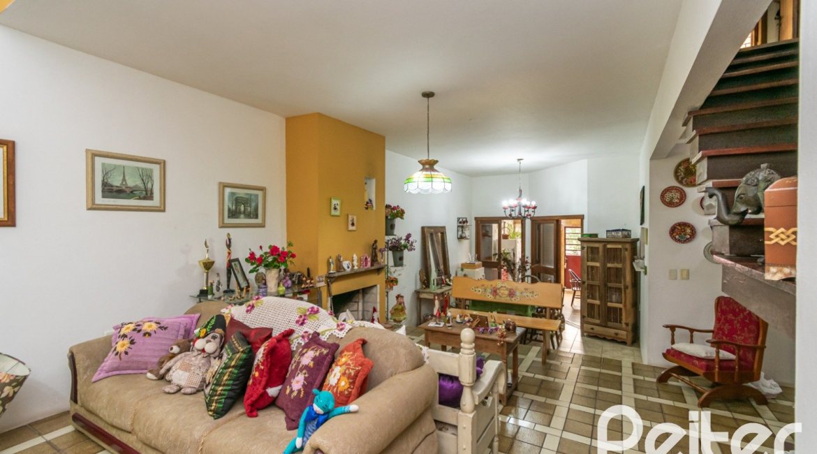 Casa à venda com 305m², 4 dormitórios, 2 suítes, 2 vagas, no bairro Sétimo Céu em Porto Alegre