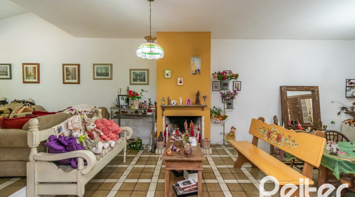 Casa à venda com 305m², 4 dormitórios, 2 suítes, 2 vagas, no bairro Sétimo Céu em Porto Alegre