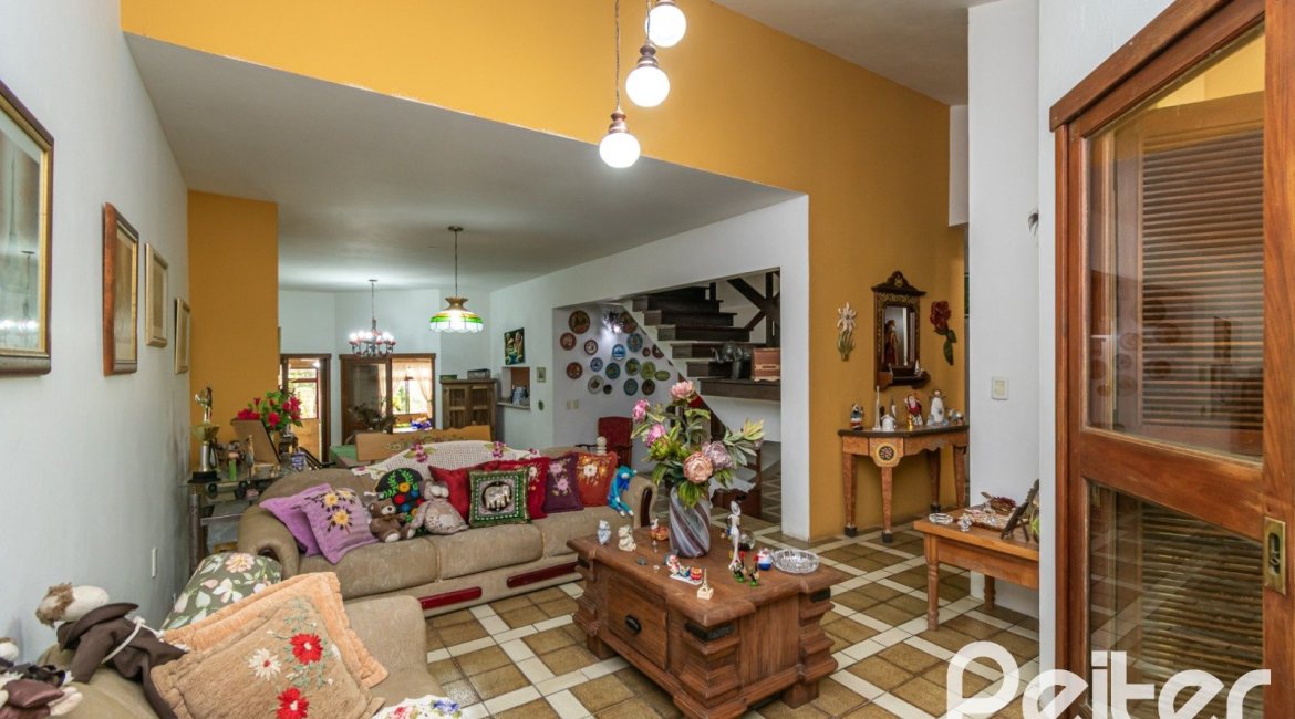 Casa à venda com 305m², 4 dormitórios, 2 suítes, 2 vagas, no bairro Sétimo Céu em Porto Alegre