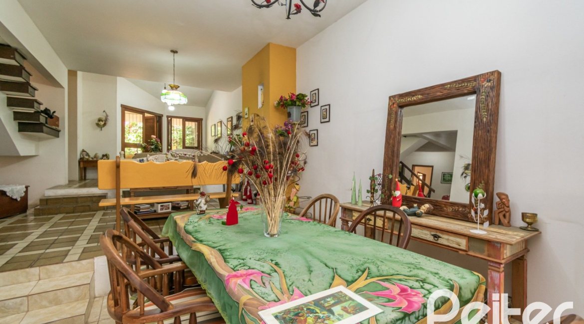 Casa à venda com 305m², 4 dormitórios, 2 suítes, 2 vagas, no bairro Sétimo Céu em Porto Alegre