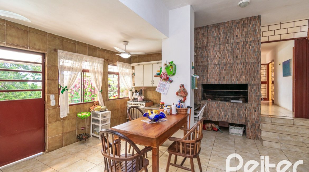 Casa à venda com 305m², 4 dormitórios, 2 suítes, 2 vagas, no bairro Sétimo Céu em Porto Alegre