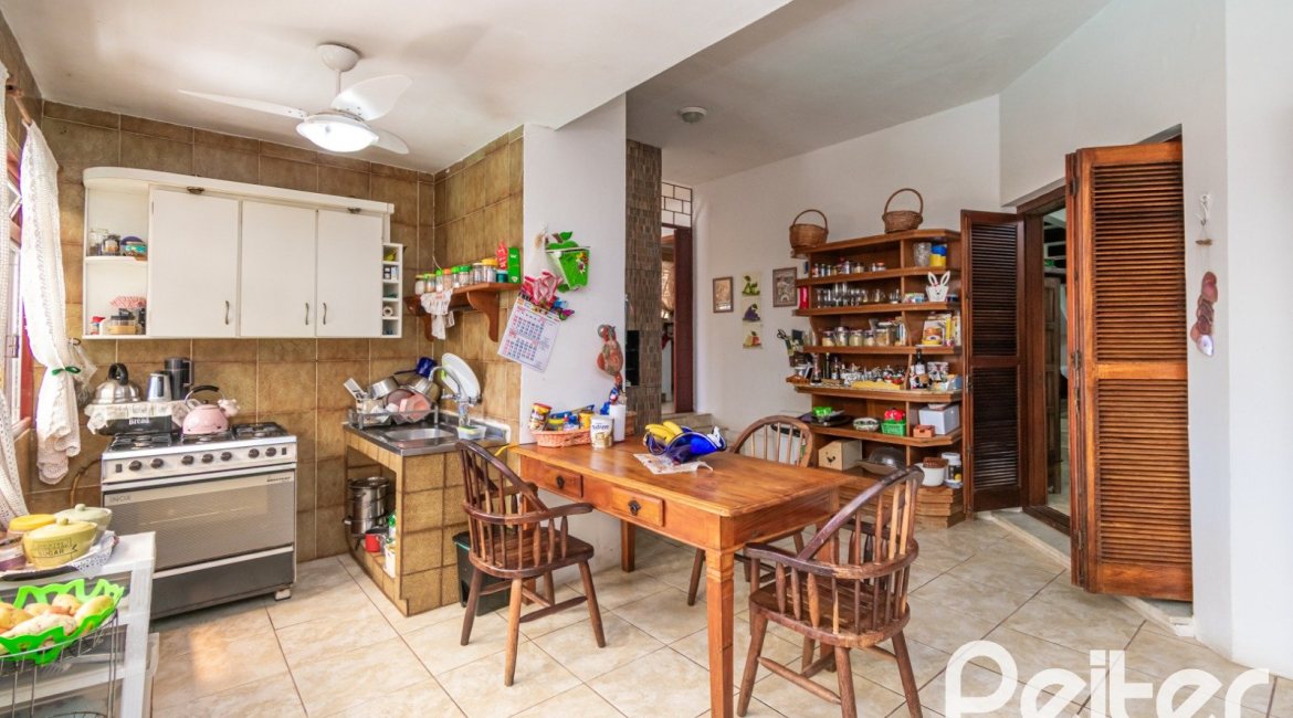 Casa à venda com 305m², 4 dormitórios, 2 suítes, 2 vagas, no bairro Sétimo Céu em Porto Alegre
