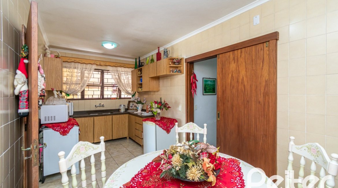 Casa à venda com 305m², 4 dormitórios, 2 suítes, 2 vagas, no bairro Sétimo Céu em Porto Alegre
