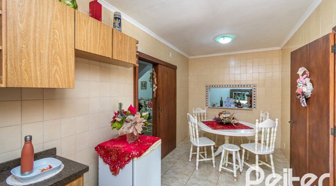Casa à venda com 305m², 4 dormitórios, 2 suítes, 2 vagas, no bairro Sétimo Céu em Porto Alegre