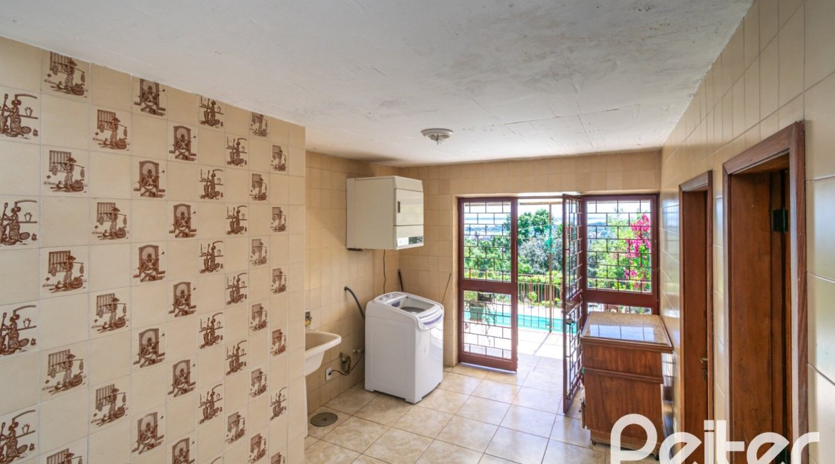 Casa à venda com 305m², 4 dormitórios, 2 suítes, 2 vagas, no bairro Sétimo Céu em Porto Alegre