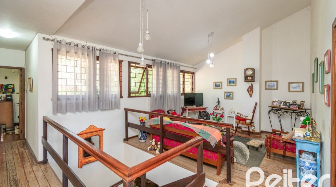 Casa à venda com 305m², 4 dormitórios, 2 suítes, 2 vagas, no bairro Sétimo Céu em Porto Alegre