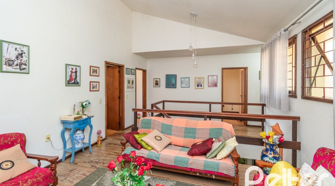 Casa à venda com 305m², 4 dormitórios, 2 suítes, 2 vagas, no bairro Sétimo Céu em Porto Alegre