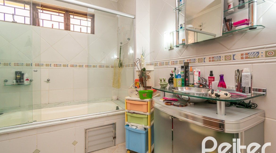 Casa à venda com 305m², 4 dormitórios, 2 suítes, 2 vagas, no bairro Sétimo Céu em Porto Alegre