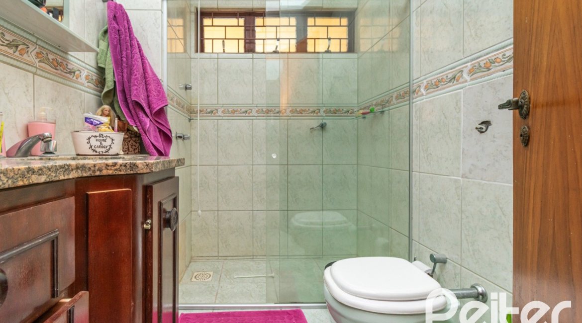 Casa à venda com 305m², 4 dormitórios, 2 suítes, 2 vagas, no bairro Sétimo Céu em Porto Alegre