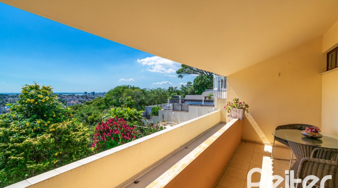 Casa à venda com 305m², 4 dormitórios, 2 suítes, 2 vagas, no bairro Sétimo Céu em Porto Alegre