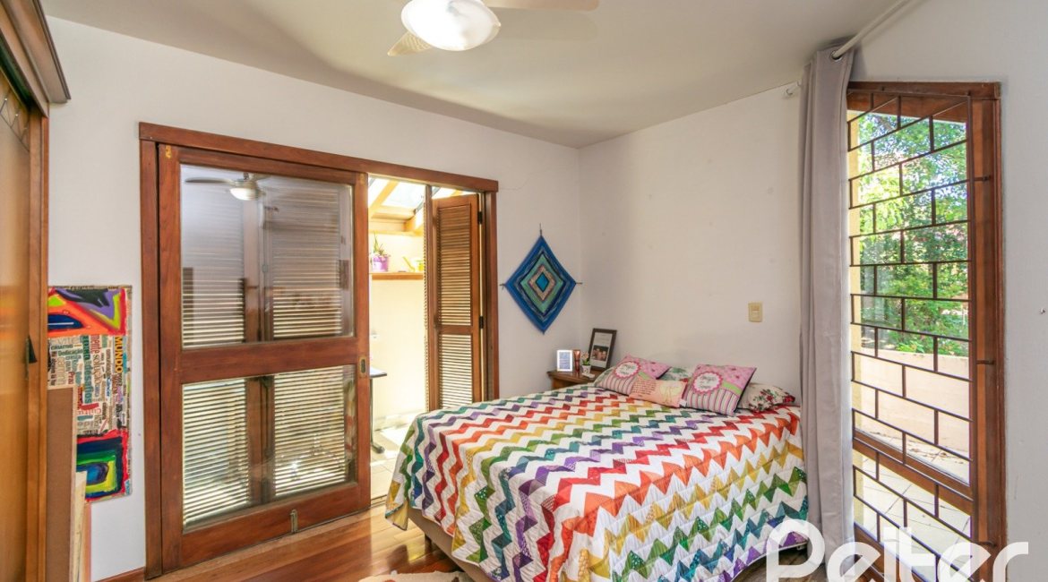 Casa à venda com 305m², 4 dormitórios, 2 suítes, 2 vagas, no bairro Sétimo Céu em Porto Alegre