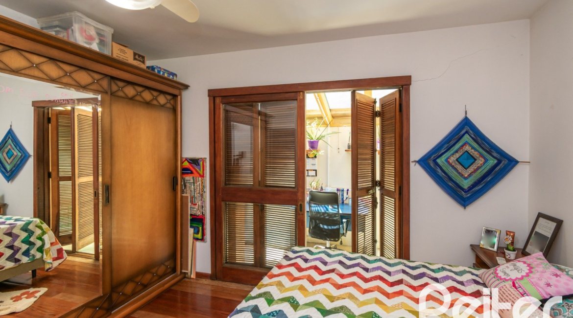 Casa à venda com 305m², 4 dormitórios, 2 suítes, 2 vagas, no bairro Sétimo Céu em Porto Alegre