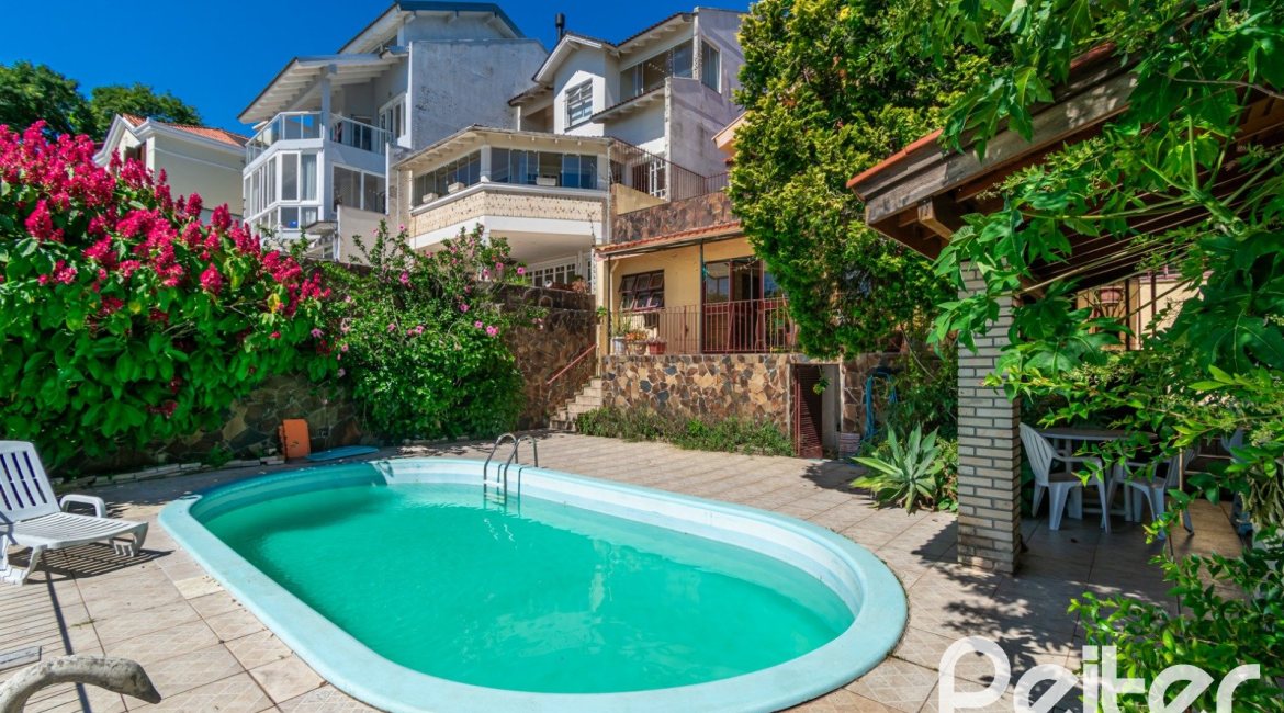 Casa à venda com 305m², 4 dormitórios, 2 suítes, 2 vagas, no bairro Sétimo Céu em Porto Alegre