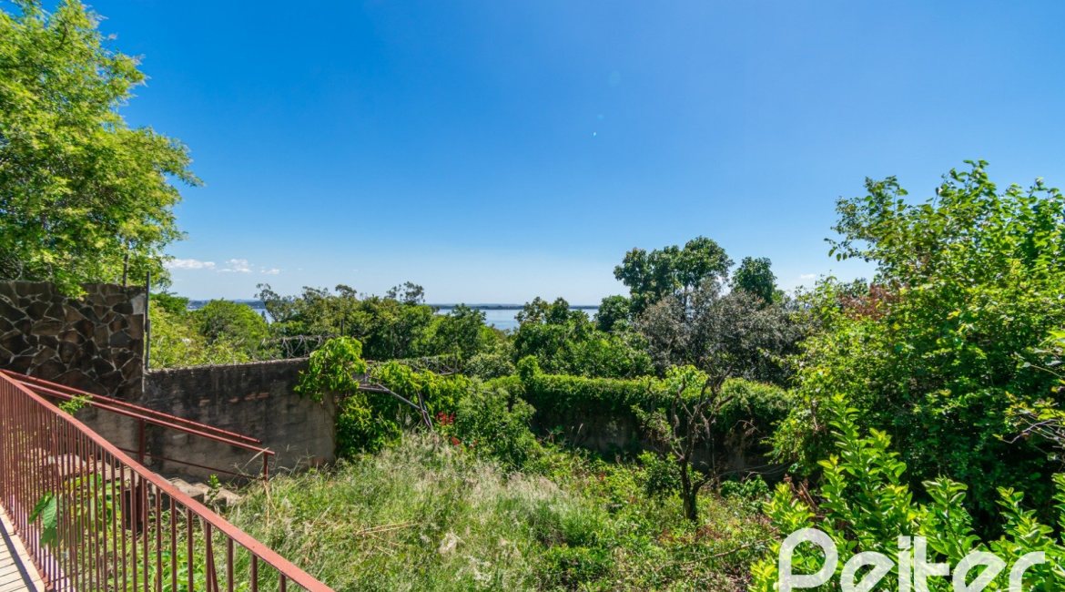 Casa à venda com 305m², 4 dormitórios, 2 suítes, 2 vagas, no bairro Sétimo Céu em Porto Alegre