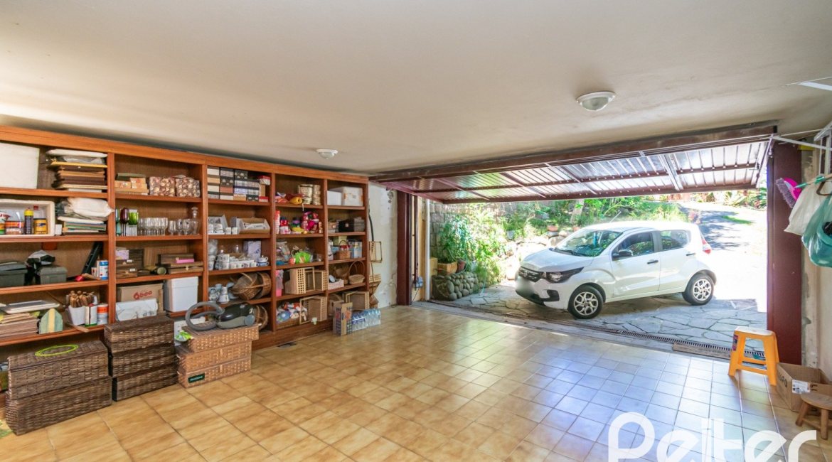 Casa à venda com 305m², 4 dormitórios, 2 suítes, 2 vagas, no bairro Sétimo Céu em Porto Alegre