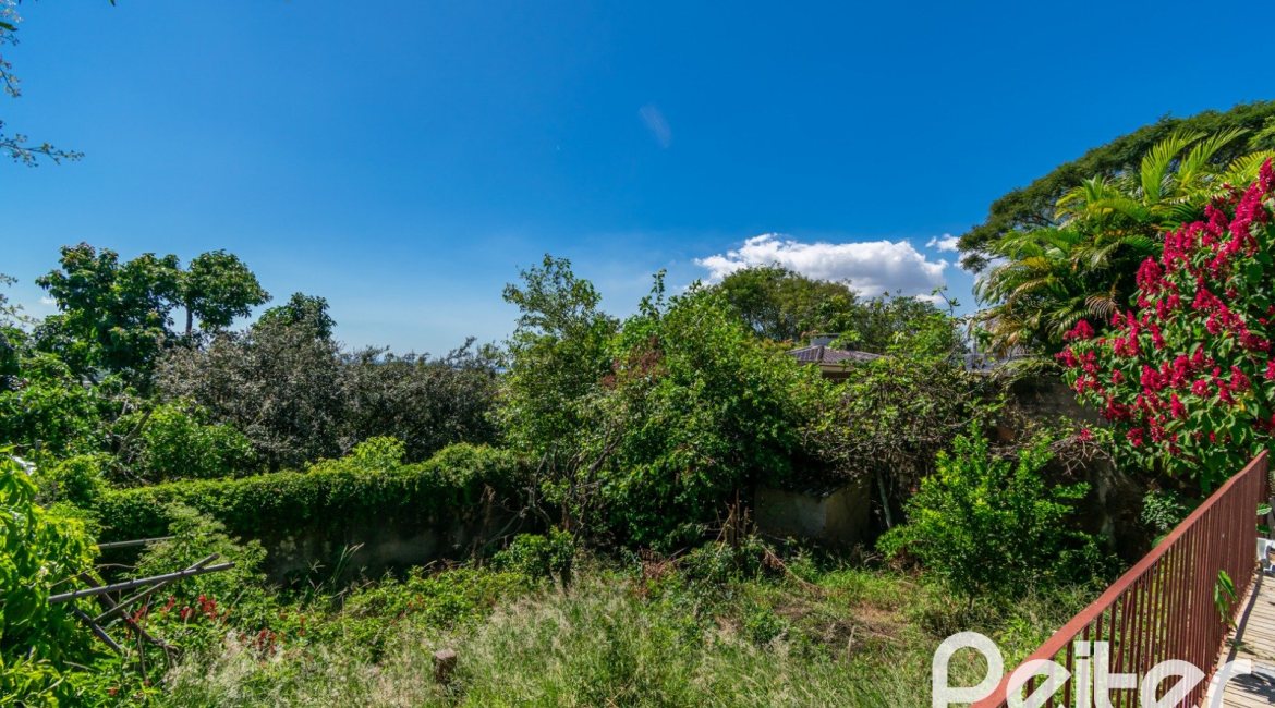 Casa à venda com 305m², 4 dormitórios, 2 suítes, 2 vagas, no bairro Sétimo Céu em Porto Alegre