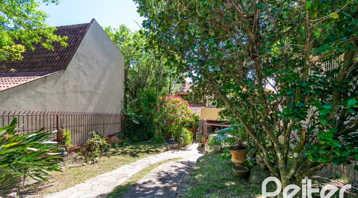 Casa à venda com 305m², 4 dormitórios, 2 suítes, 2 vagas, no bairro Sétimo Céu em Porto Alegre