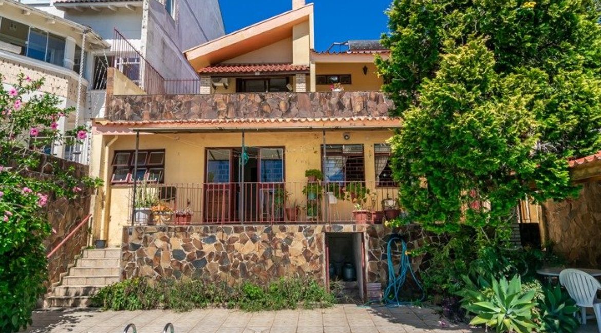 Casa à venda com 305m², 4 dormitórios, 2 suítes, 2 vagas, no bairro Sétimo Céu em Porto Alegre